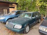 Mercedes-Benz e220 - Mercedes-Benz E 220 mit Benzin-Antrieb: Kombi, Automatik