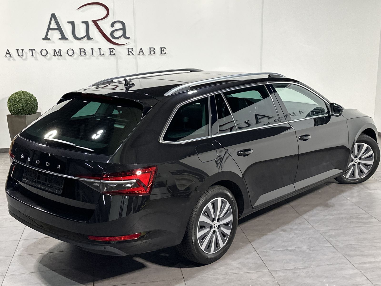 Fahrzeugabbildung SKODA Superb Combi 2.0 TDI DSG Style NAV+LED+PANO+ACC