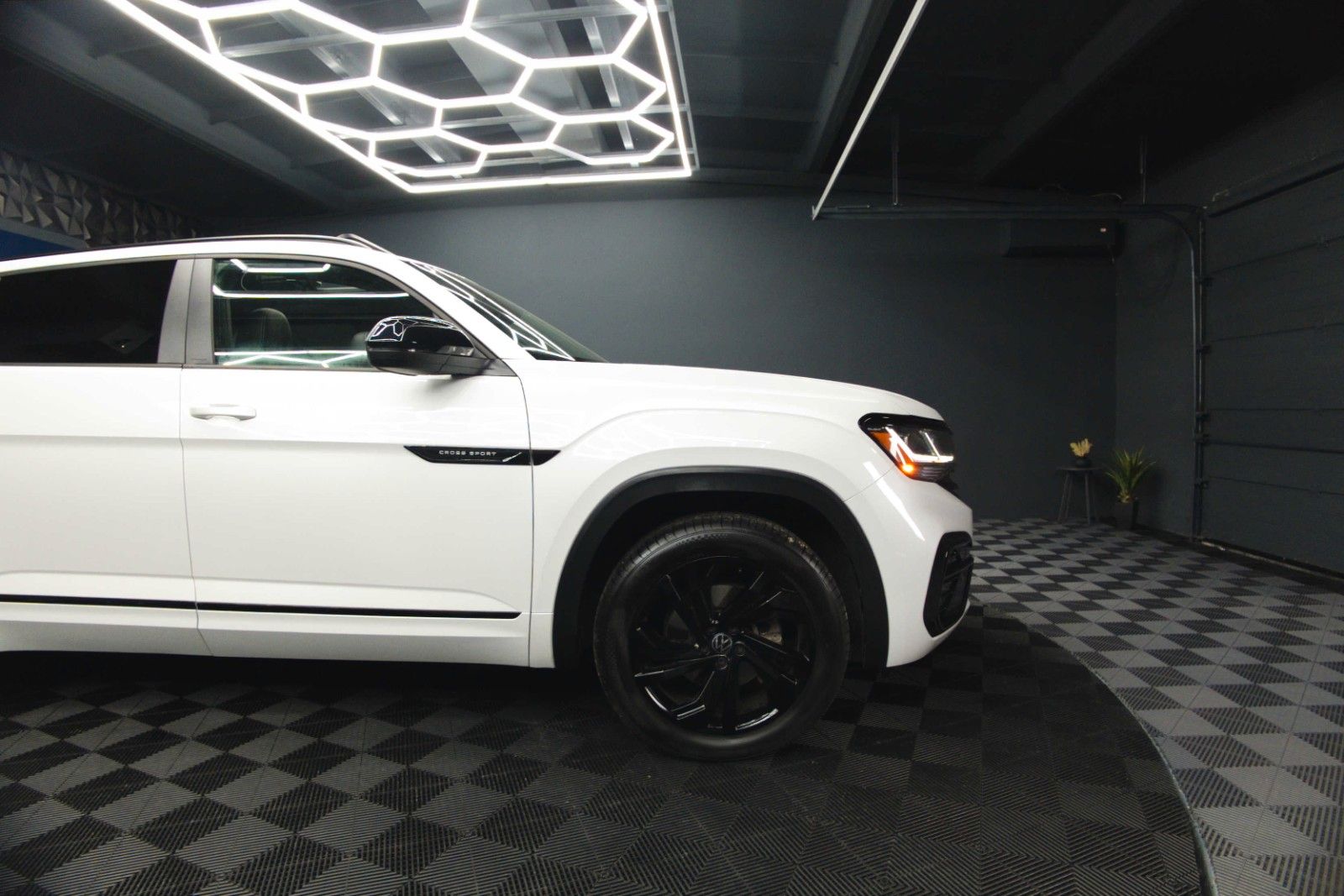 Fahrzeugabbildung Volkswagen ATLAS 3.6 Cross Sport 4x4 R-Line Black 4Motion