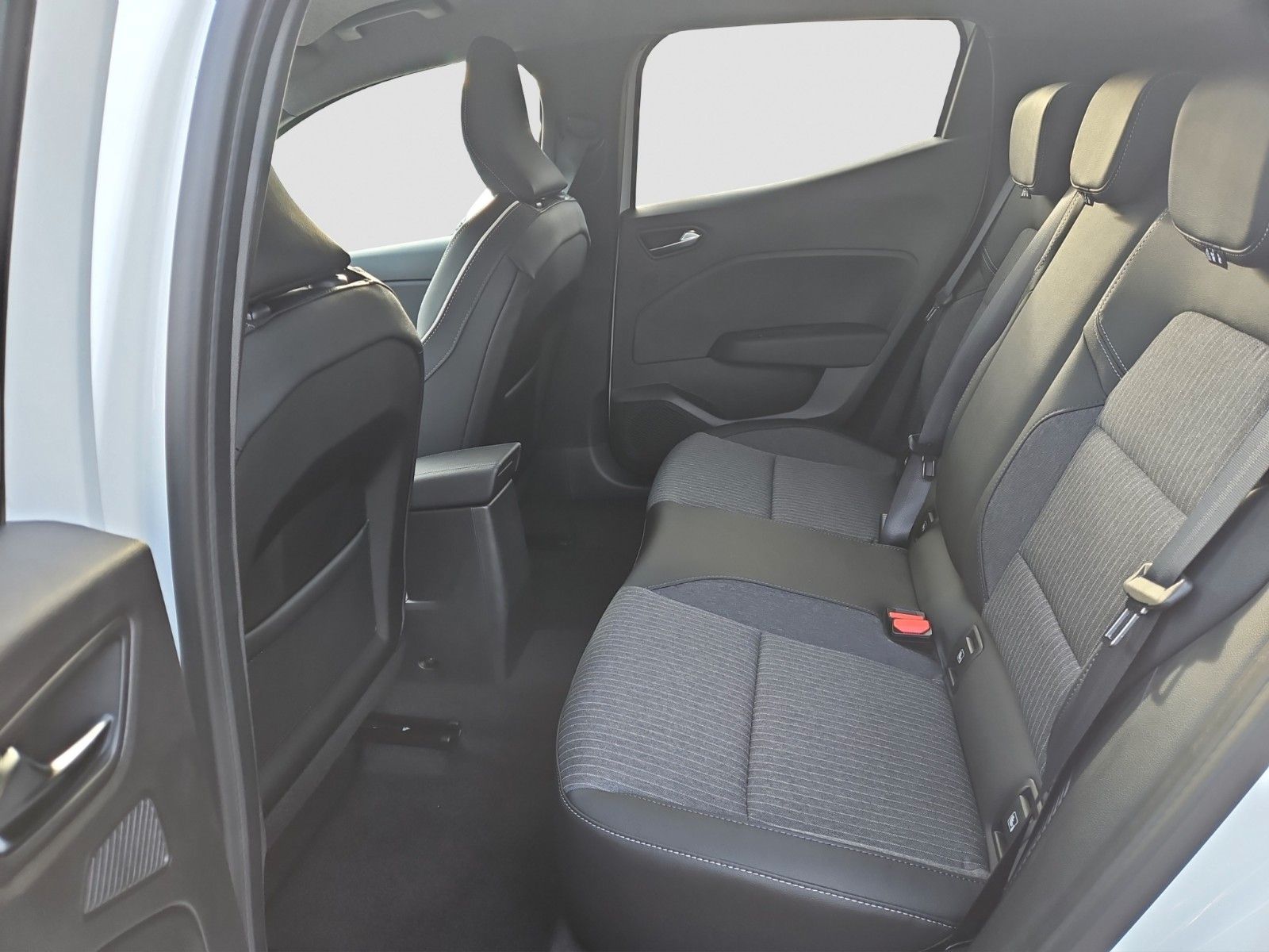 Fahrzeugabbildung Mitsubishi Colt Select Hybrid Vorführwagen € 4.200,- sparen