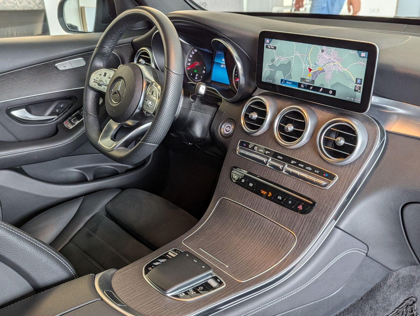 Fahrzeugabbildung Mercedes-Benz GLC 300 d 4M AMG Pano Multibeam Komfort-Paket