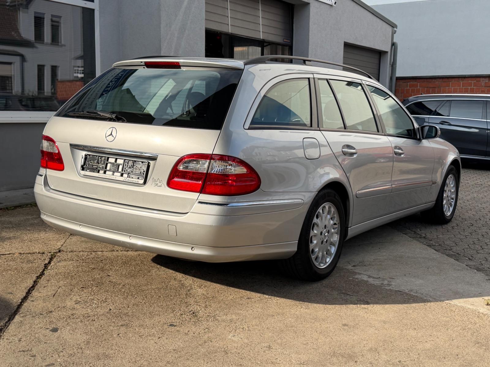 Mercedes-Benz E320 2004 — салон