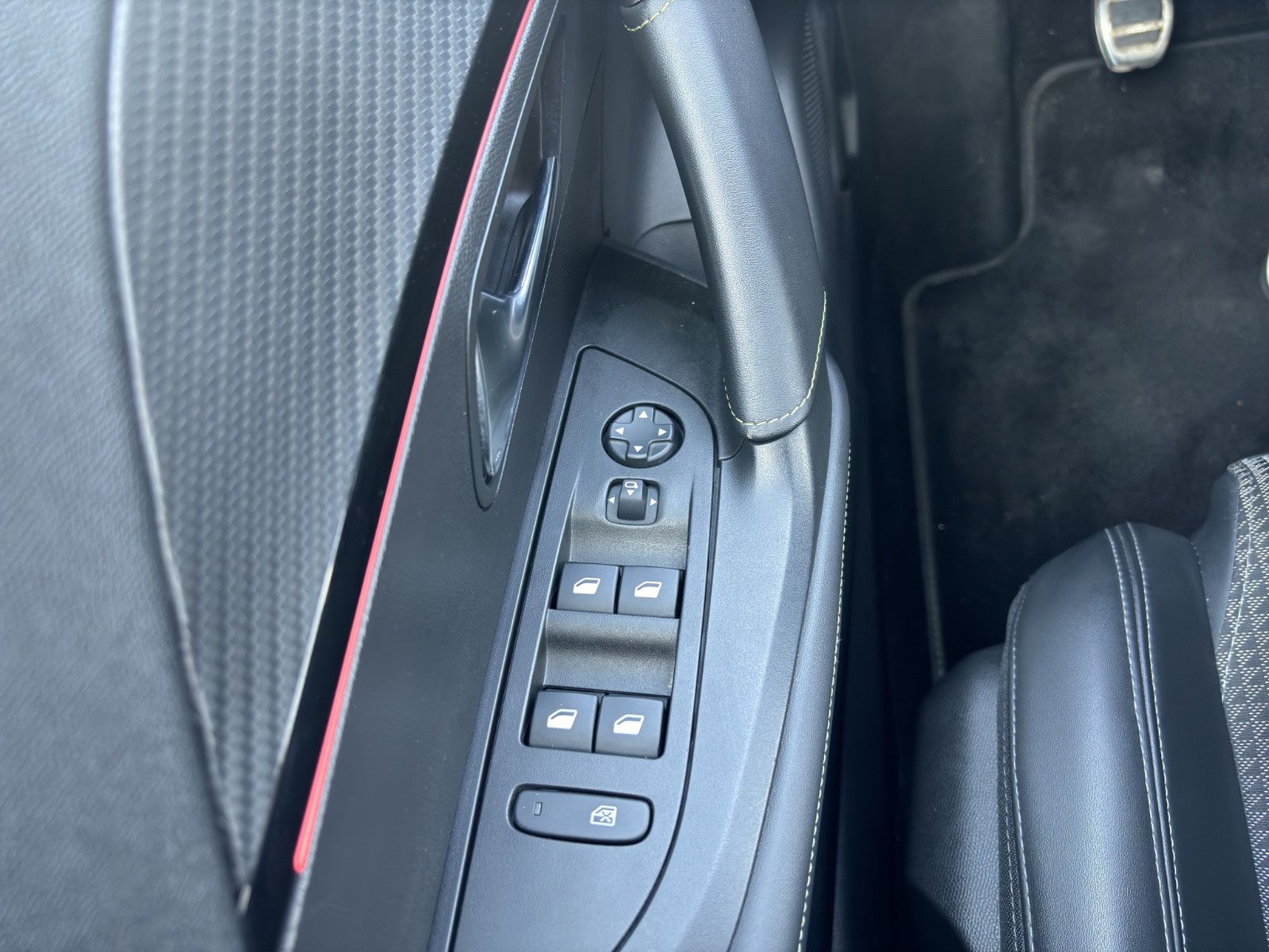 Fahrzeugabbildung Peugeot 2008 GT*ACC*Kamera*LED*Ambiente*Navi*