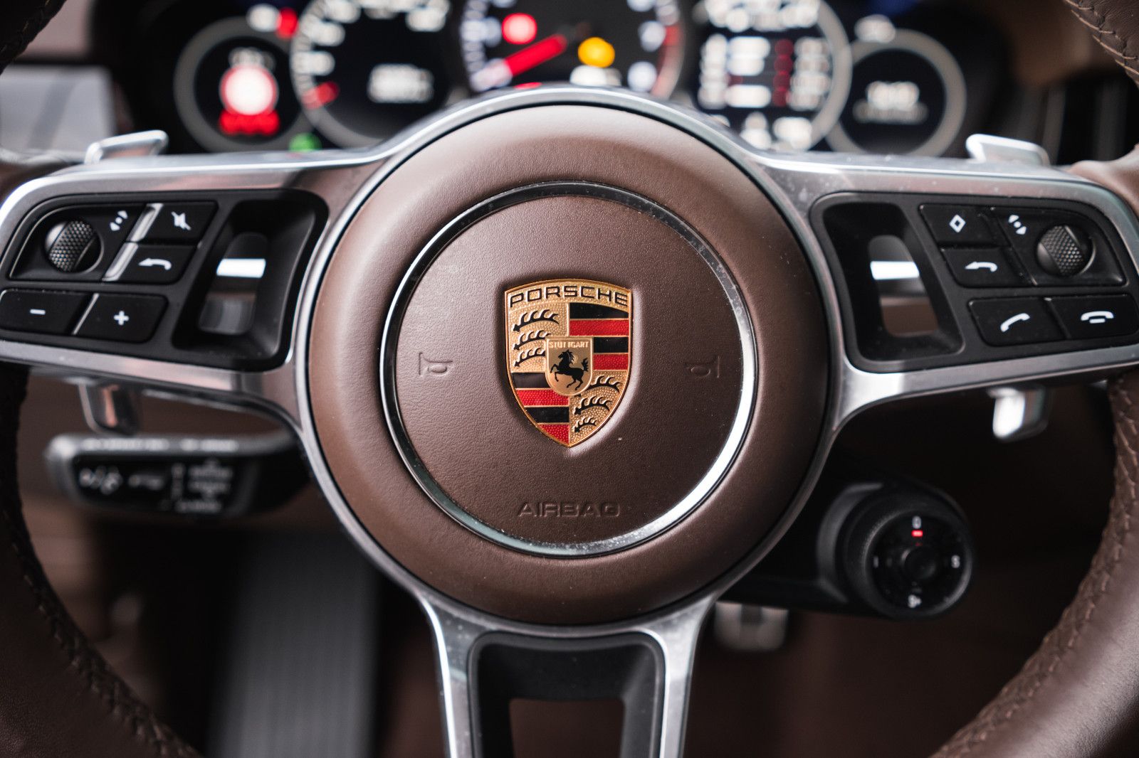 Fahrzeugabbildung Porsche Cayenne GTS-PASM-LED-Inno-360-HUD-BOSE