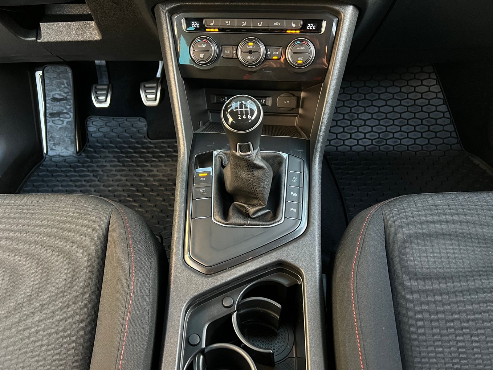 Fahrzeugabbildung Volkswagen Tiguan SOUND 1.4 TSI ACT BMT *AHK, Navi, Kamera*