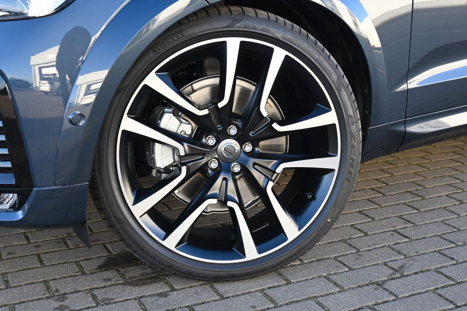 Fahrzeugabbildung Volvo XC60 B5 B AWD Ultra Dark*PANO*360°*LUFT*ACC*AHK