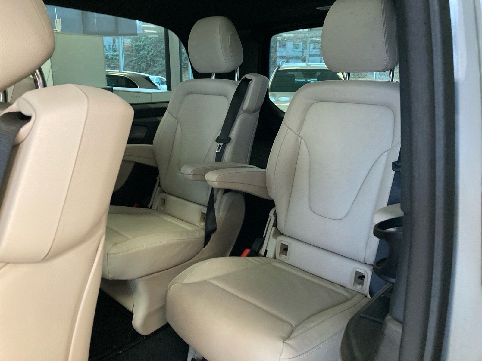 Fahrzeugabbildung Mercedes-Benz V 300d 4M AVANTGARDE L*Pano*Airmatic*AHK*Distron