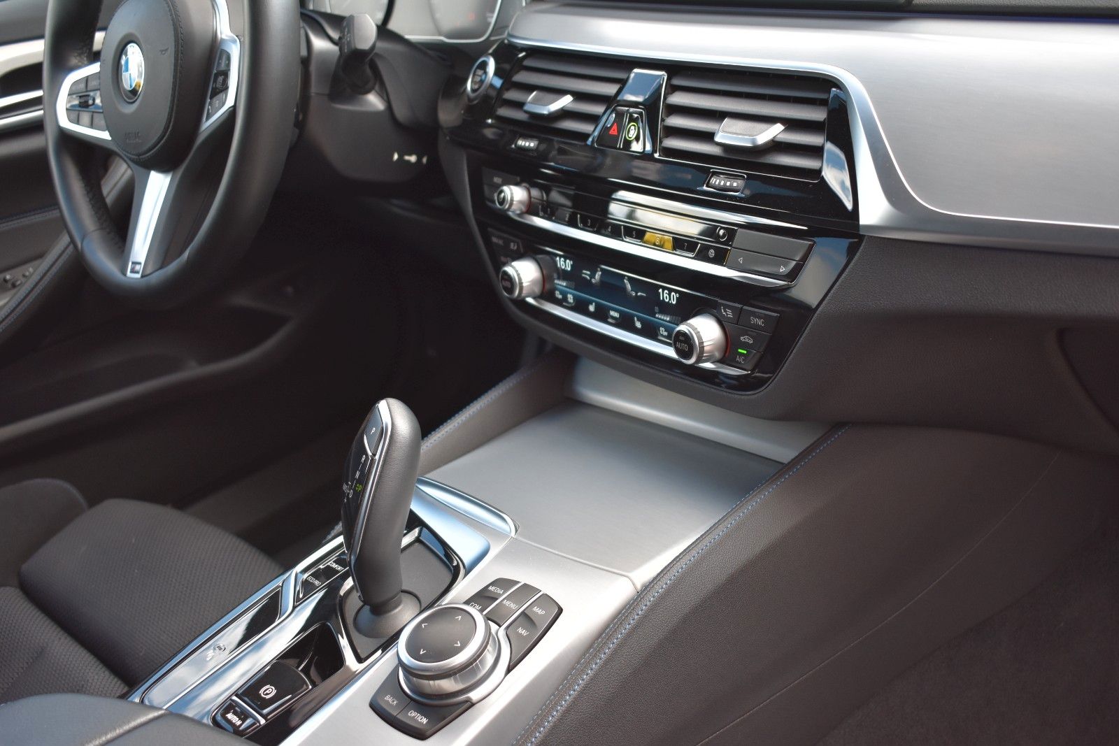 Fahrzeugabbildung BMW BMW 520d Touring  xDrive/M Sport/Anhänger/Shadow