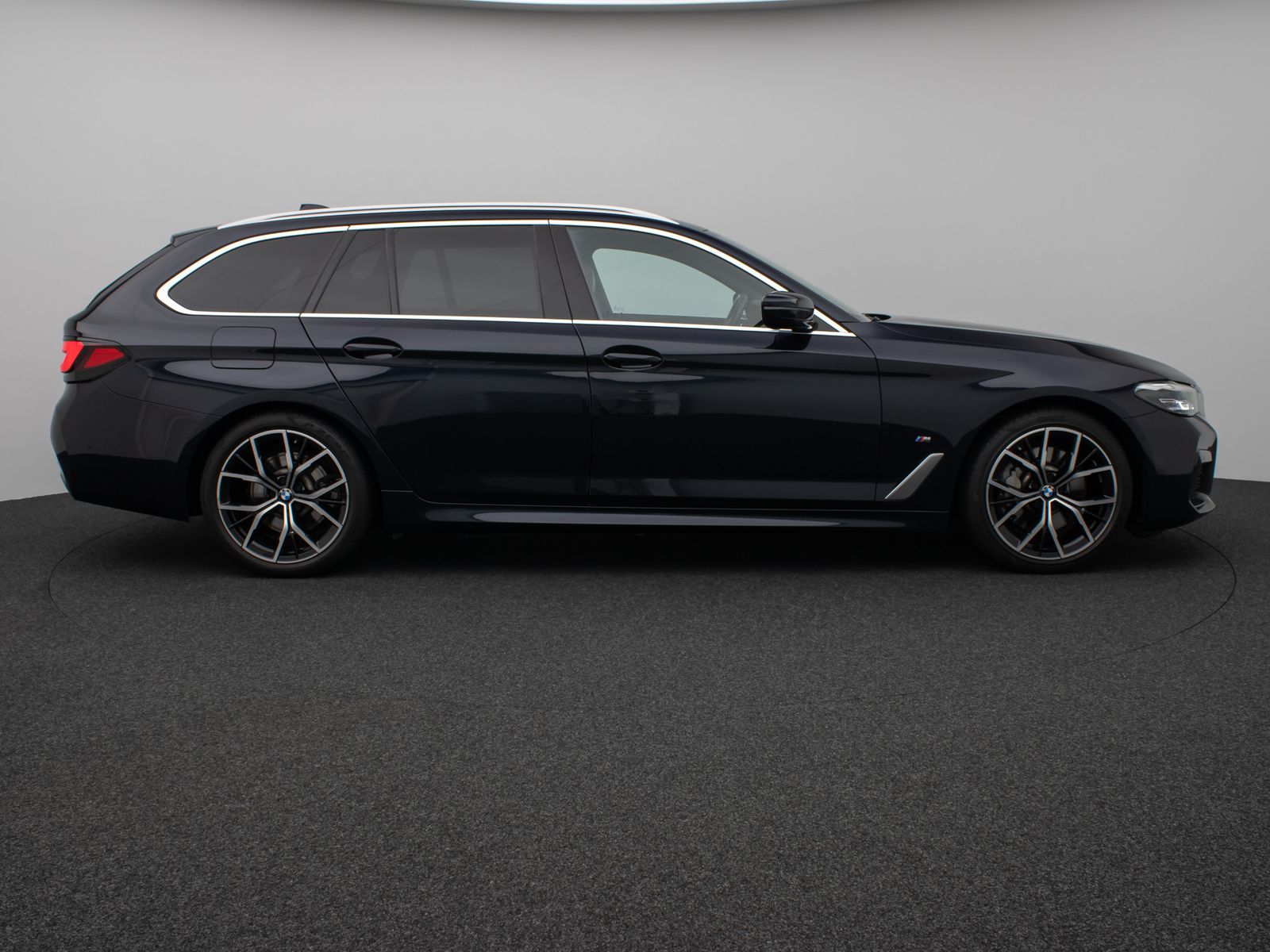 Fahrzeugabbildung BMW 530i M Sport Panorama Kamera DAB HiFi AHK Alarm