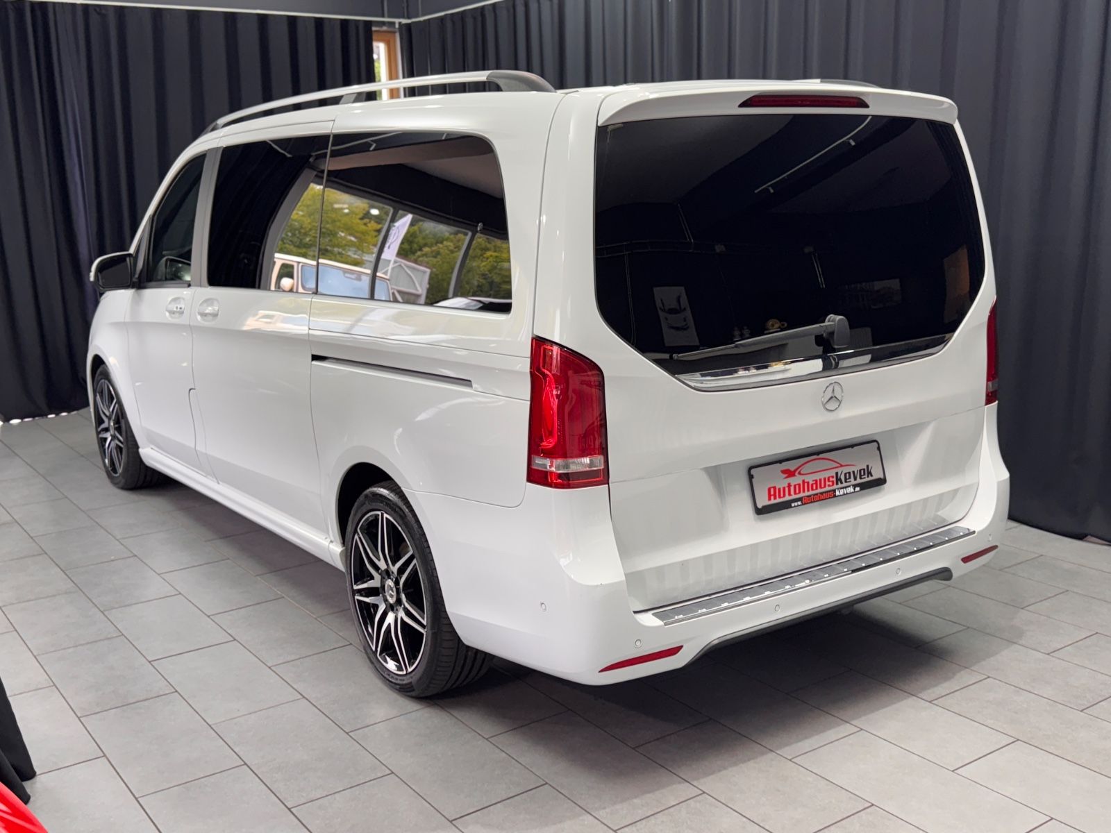 Fahrzeugabbildung Mercedes-Benz V 300d EDITION lang|AMG-LINE|7-SITZER|AHK|NAVI|