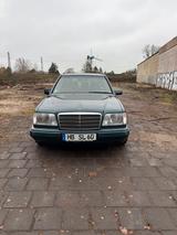 Mercedes-Benz E 220 Kombi  W124 Oldtimer - Mercedes-Benz E 220 mit Benzin-Antrieb: Kombi
