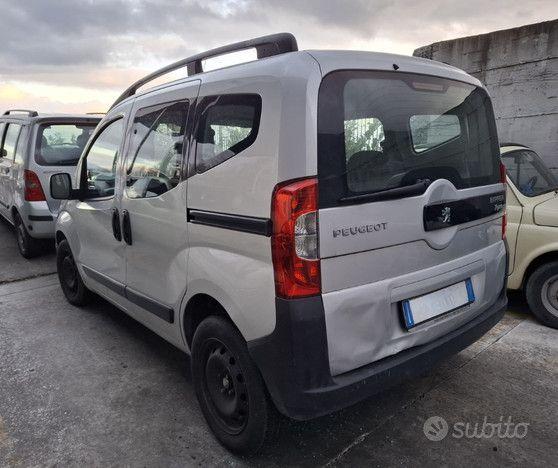 Peugeot Bipper 2012 — вигляд ззаду