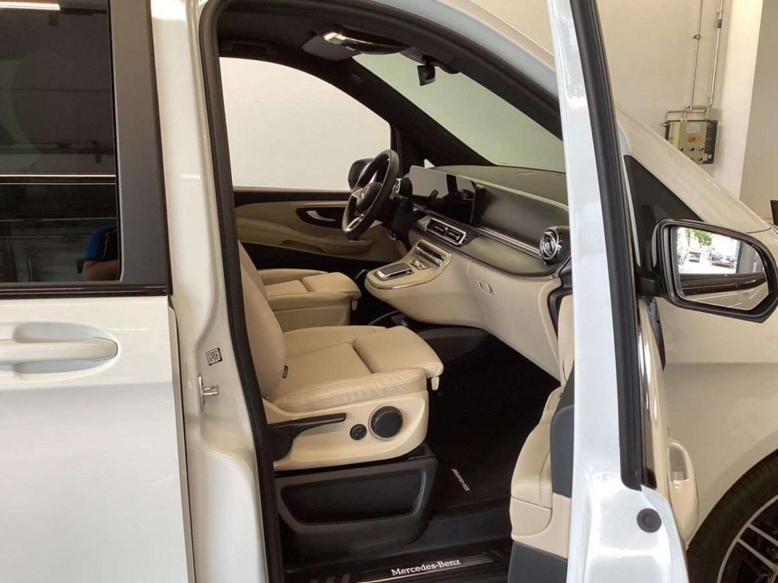 Fahrzeugabbildung Mercedes-Benz V 300 d 4M L AMG Avantga AIRMATIC Pano AHK Night