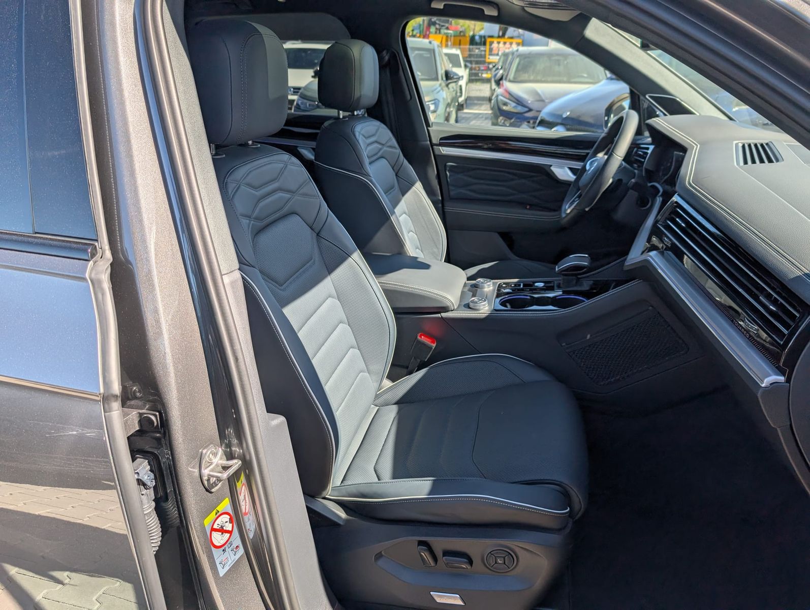 Fahrzeugabbildung Volkswagen Touareg 3.0TDI 4M R-Line VOLL Black 22" UPE 114T