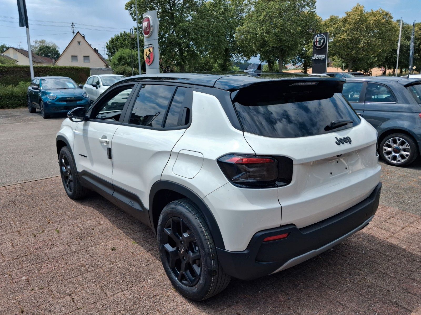 Fahrzeugabbildung Jeep Altitude Black Edition Leder Massage ACC