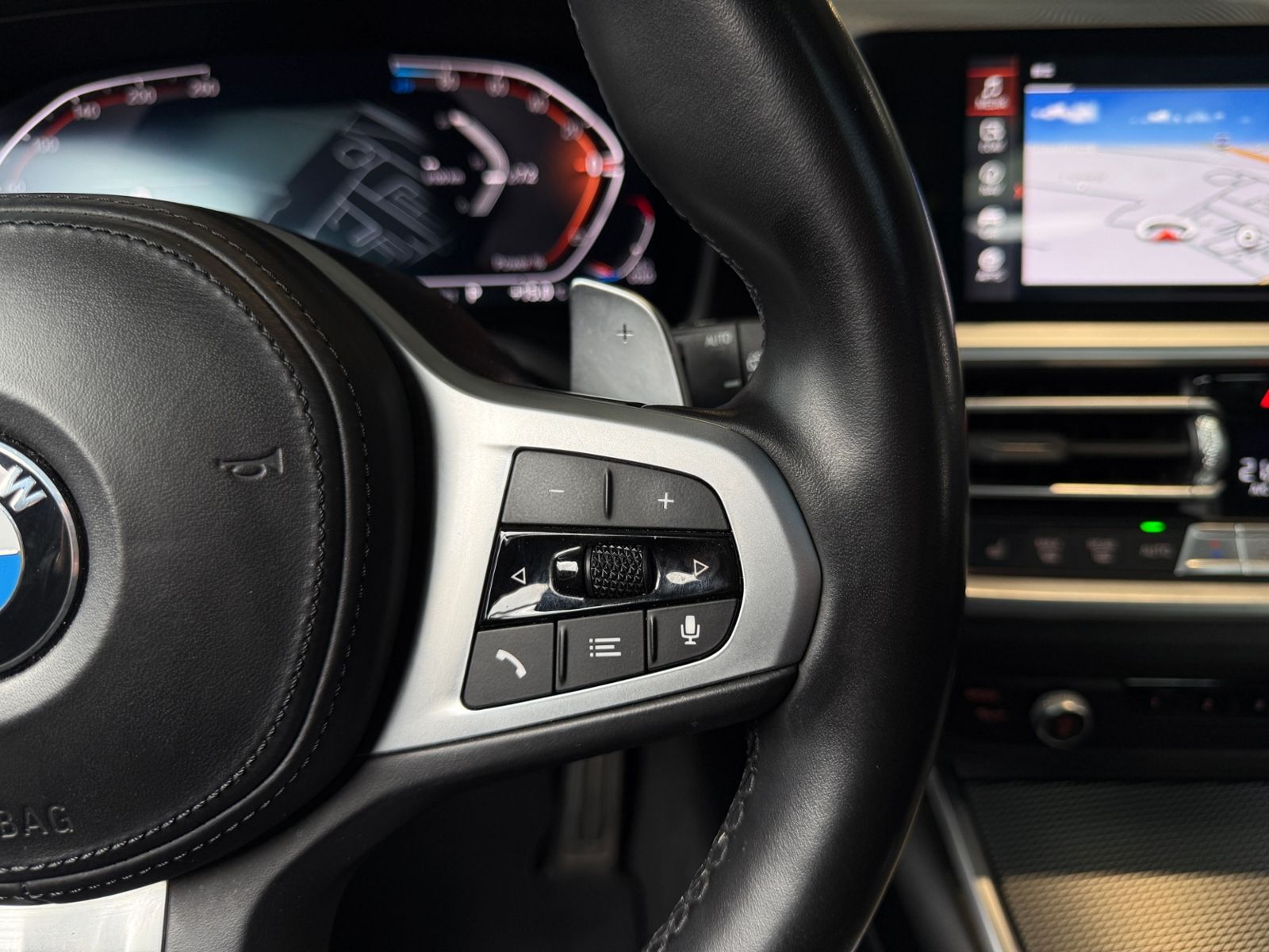 Fahrzeugabbildung BMW 320d xDrive M Sport PANO KAM LED