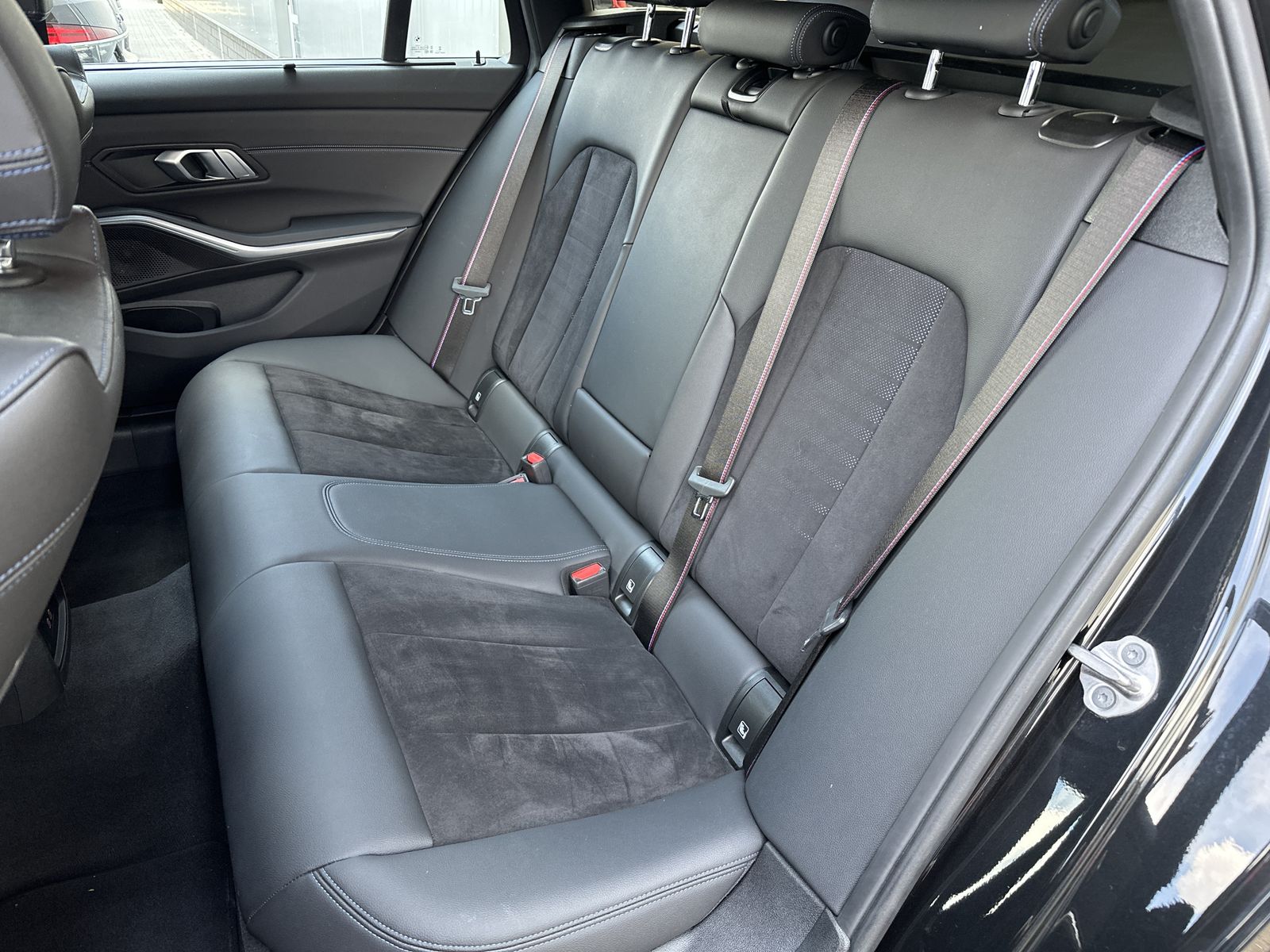 Fahrzeugabbildung BMW 330 e Touring xDrive M-Sport NAV+LASER+360°+HUD