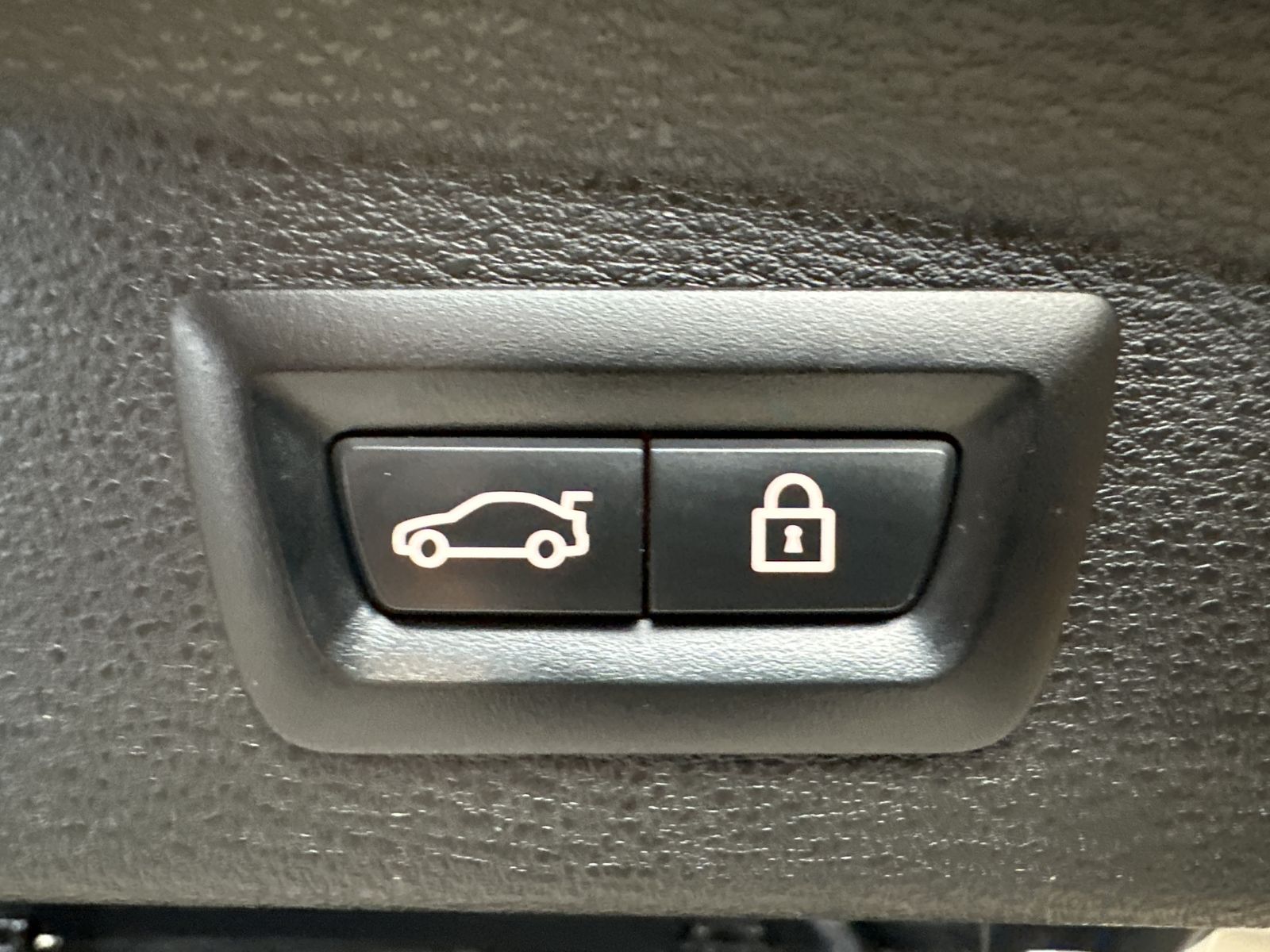 Fahrzeugabbildung BMW X2 xDrive25d M-Sport NAV+LED+PANO+AHK+KAM+20ZOLL