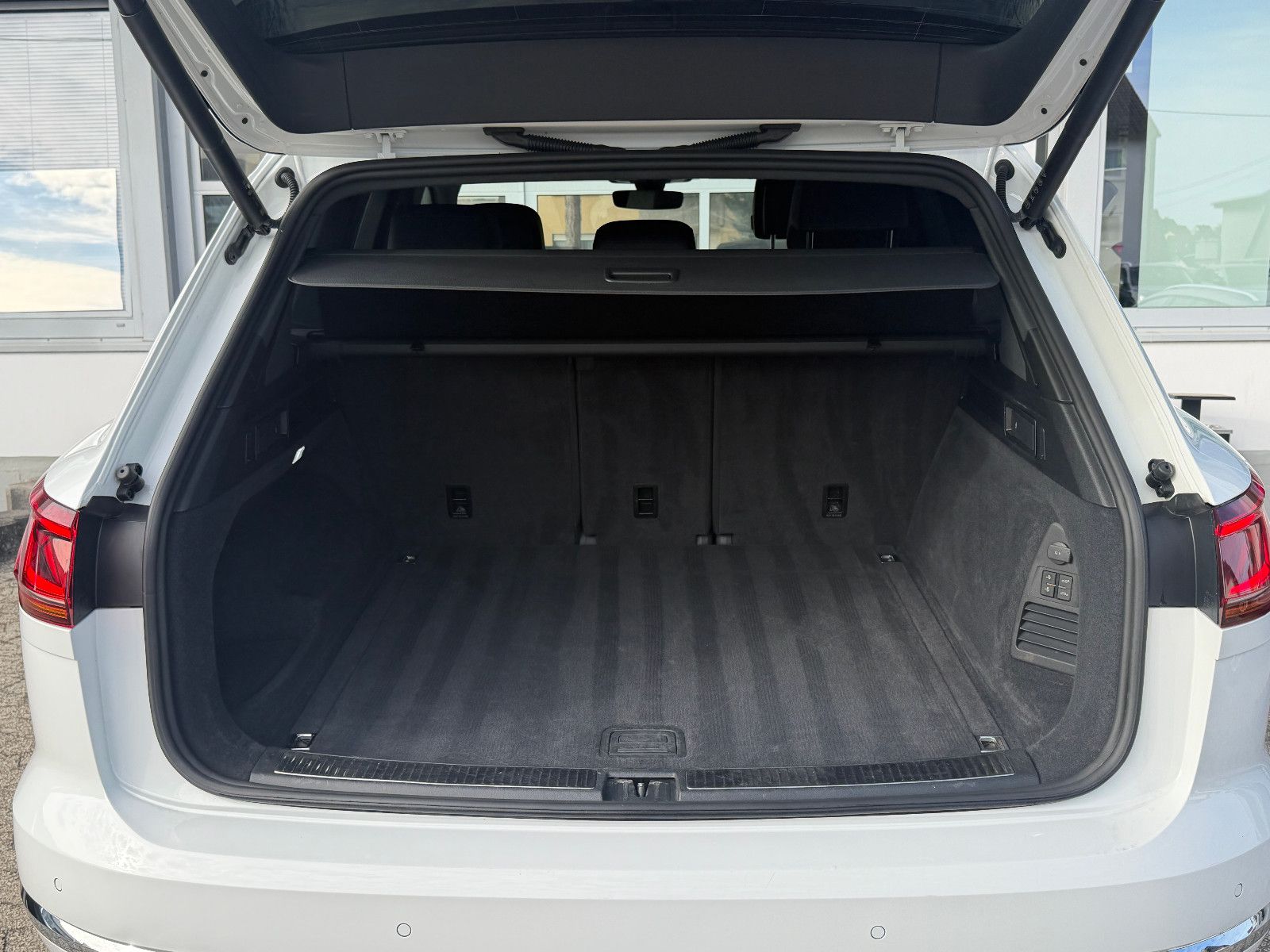 Fahrzeugabbildung Volkswagen Touareg SPORT/ 4Motion/VIRTUAL/AMBIENT/360''KAM