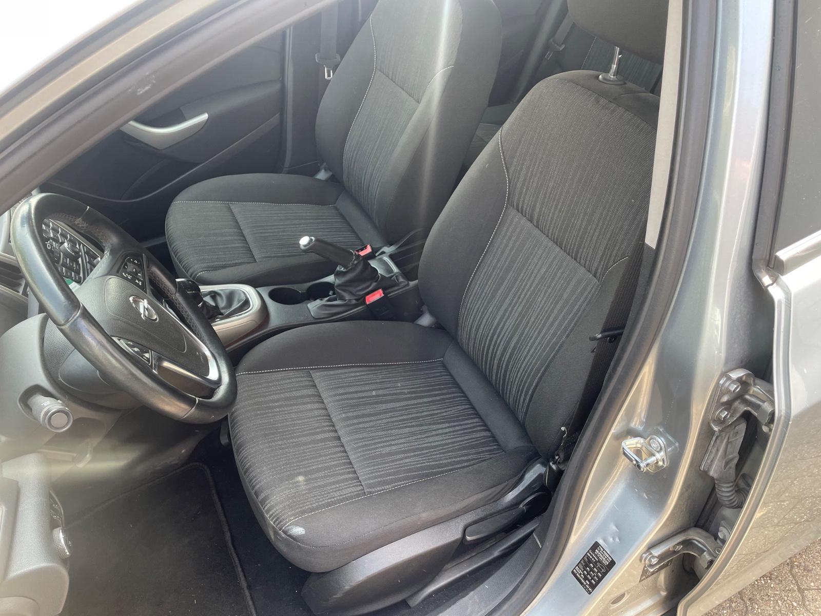 Opel Astra 2011 — photo 12