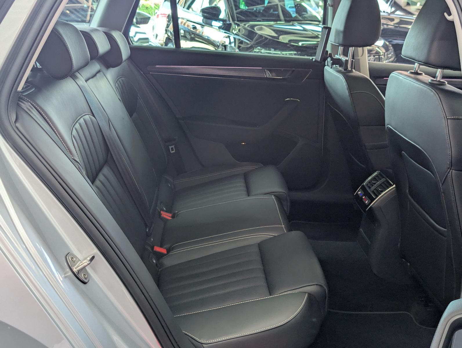 Fahrzeugabbildung SKODA Superb Premium 2.0 TDI PANO LEDER MASSAGE SOUND