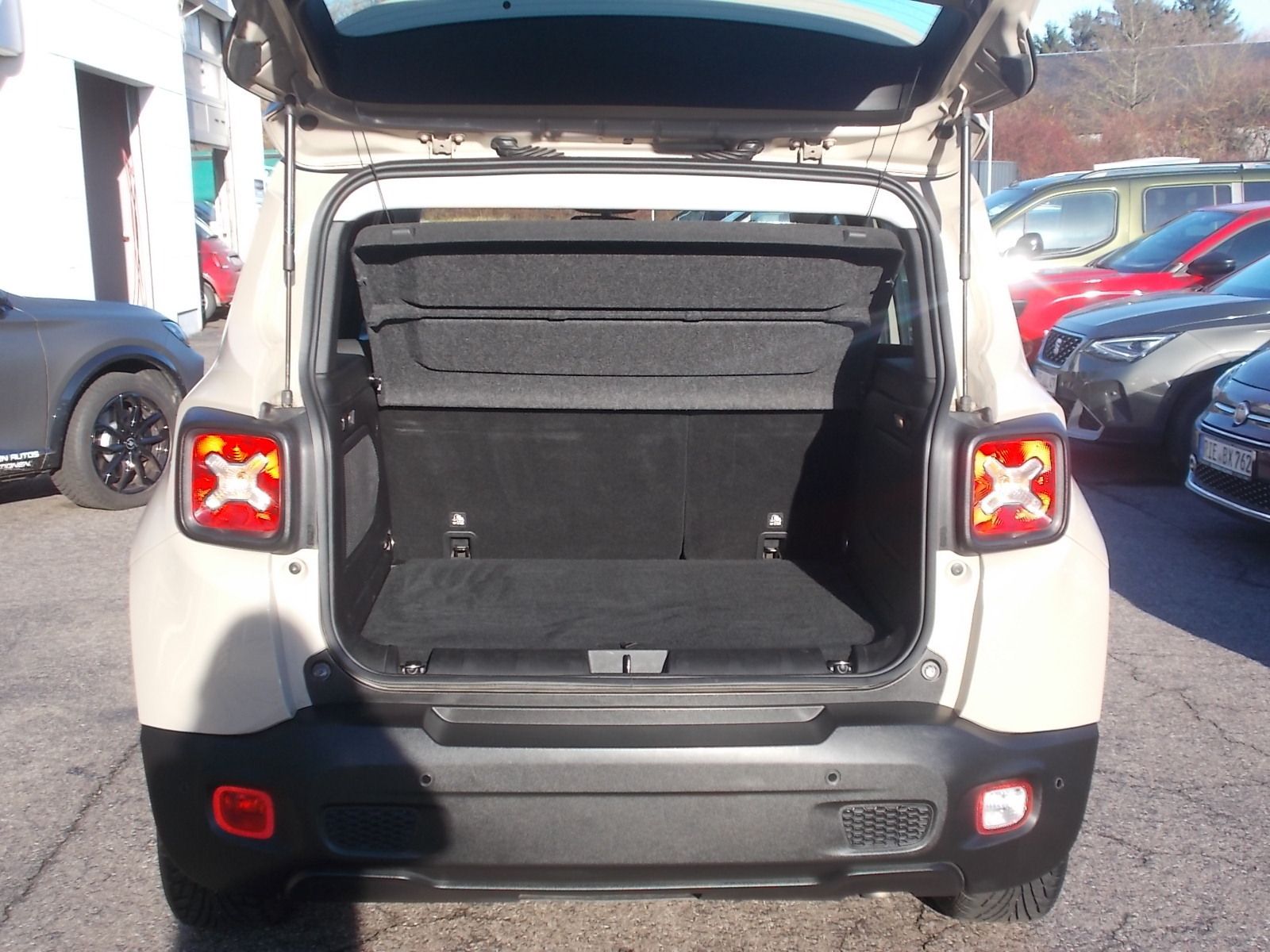 Fahrzeugabbildung Jeep Renegade Longitude 1,4 MultiAir 4x2 NAVI + SHZ