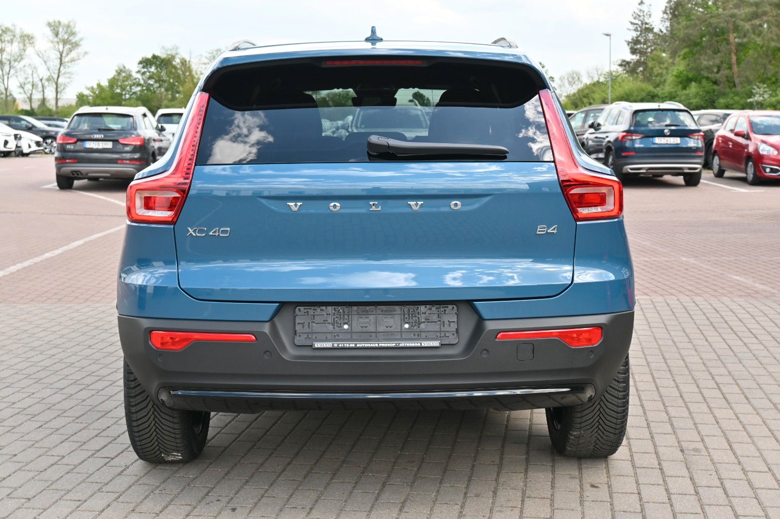 Fahrzeugabbildung Volvo XC40 B4 DKG Plus Dark*FSHZG*H&K*BLIS*ACC*AHK