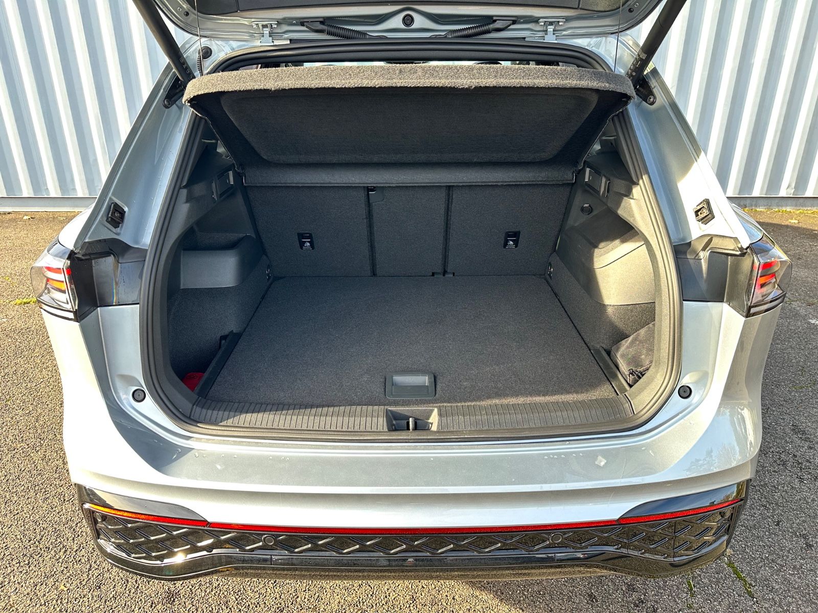 Fahrzeugabbildung Volkswagen Tiguan 1.5 eTSI R-Line*Panorama-Dach*AHK*SHZ*LHZ