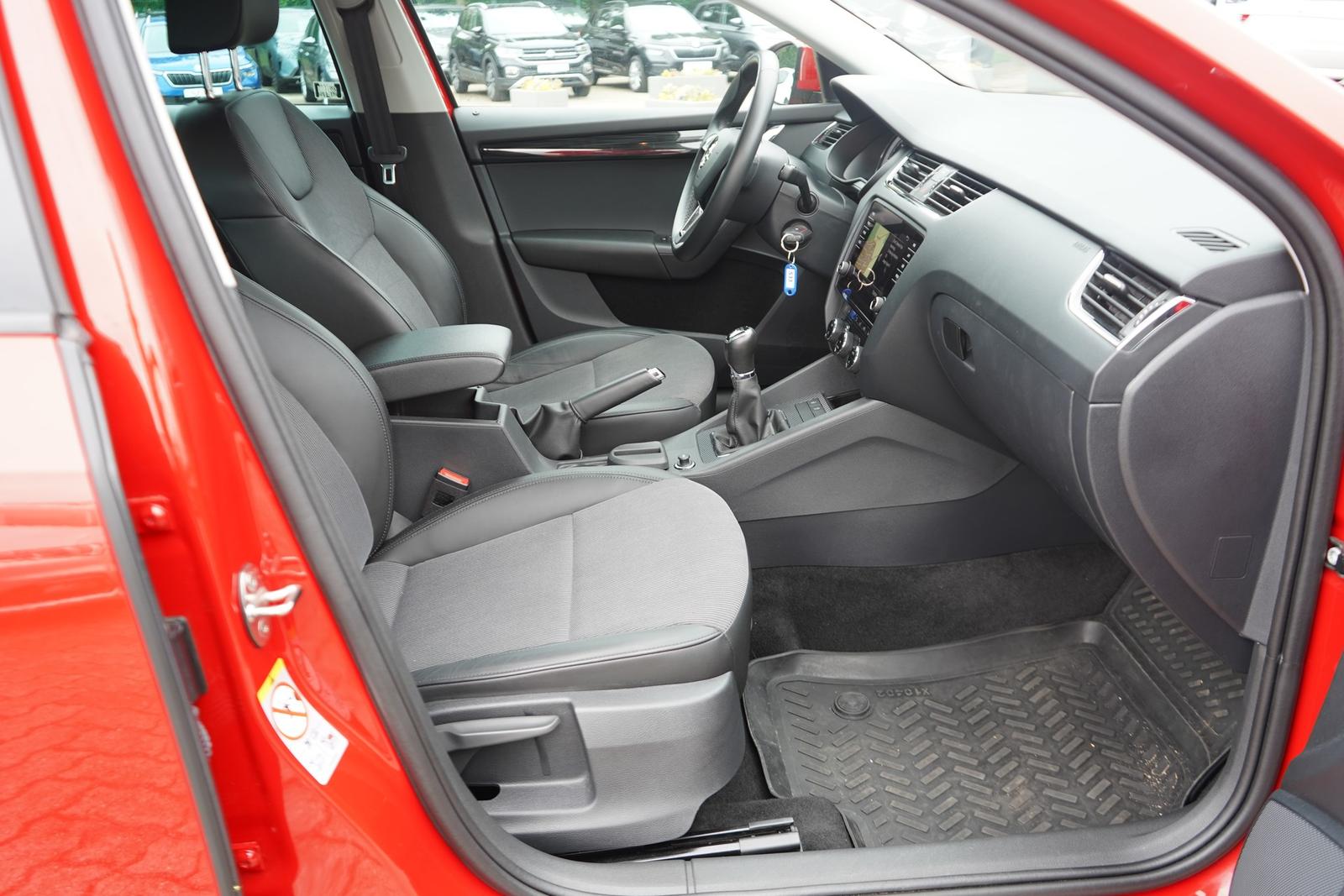 Skoda Octavia 1.6 TDI Style Navi Sitzheizung Klimaaut.