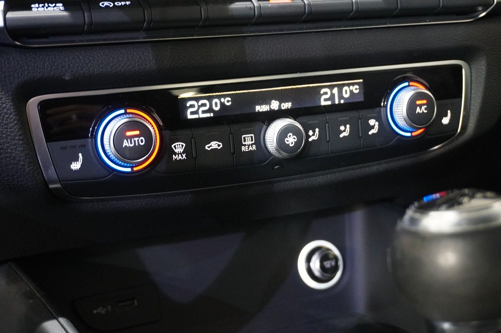 Fahrzeugabbildung Audi A3 Sportback 30 TDI S-LINE NAVI/LED/SH/SPORT/PDC