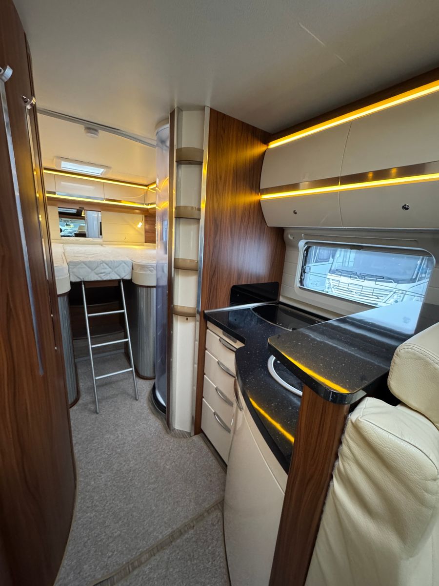 Fahrzeugabbildung Hobby PREMIUM DRIVE T 70 GE SOLAR SAT LITHIUM 2X TV