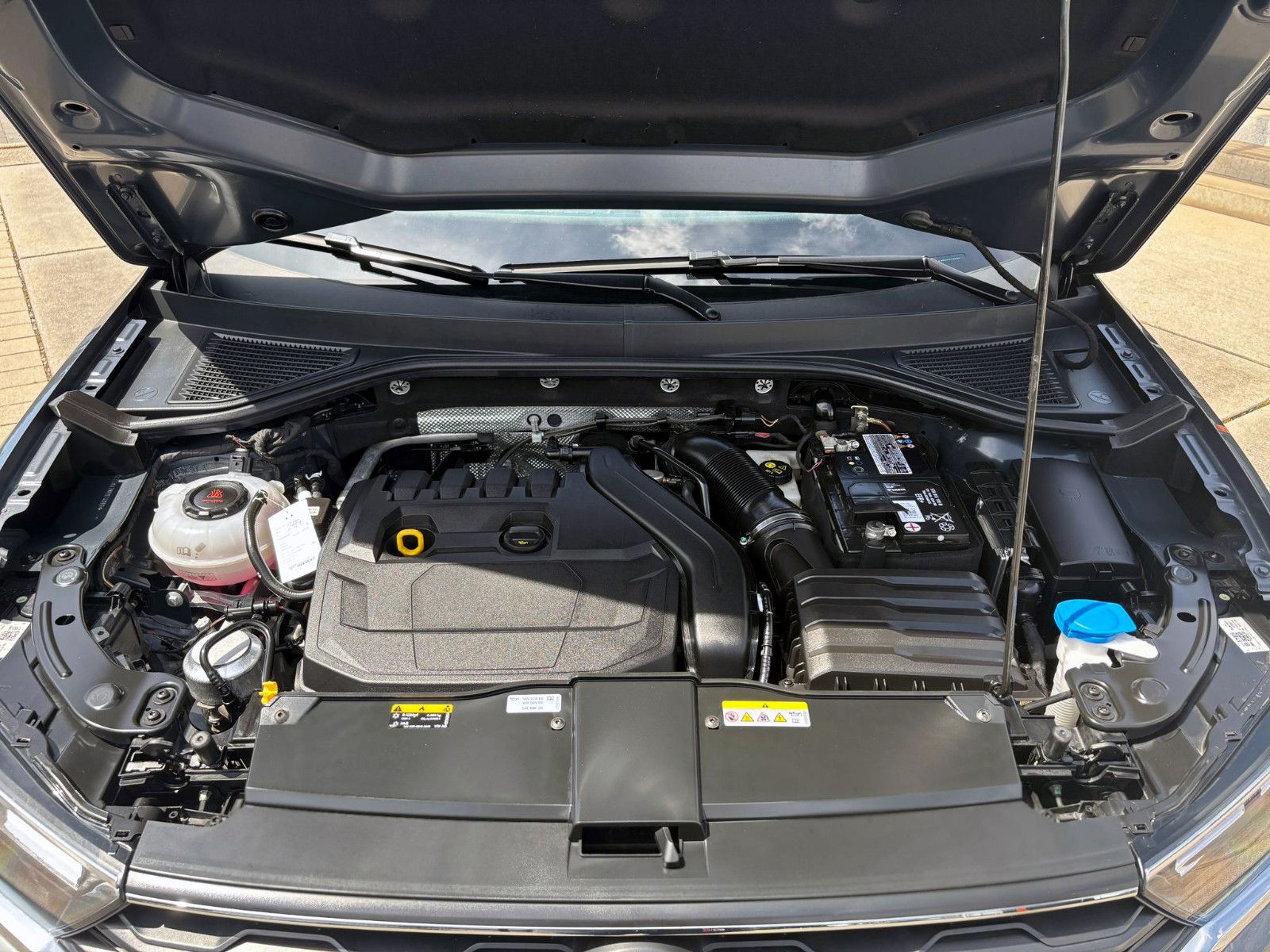 Fahrzeugabbildung Volkswagen T-Roc 1.5TSI R-Line DSG ACC KAM AHK LED NAV BT