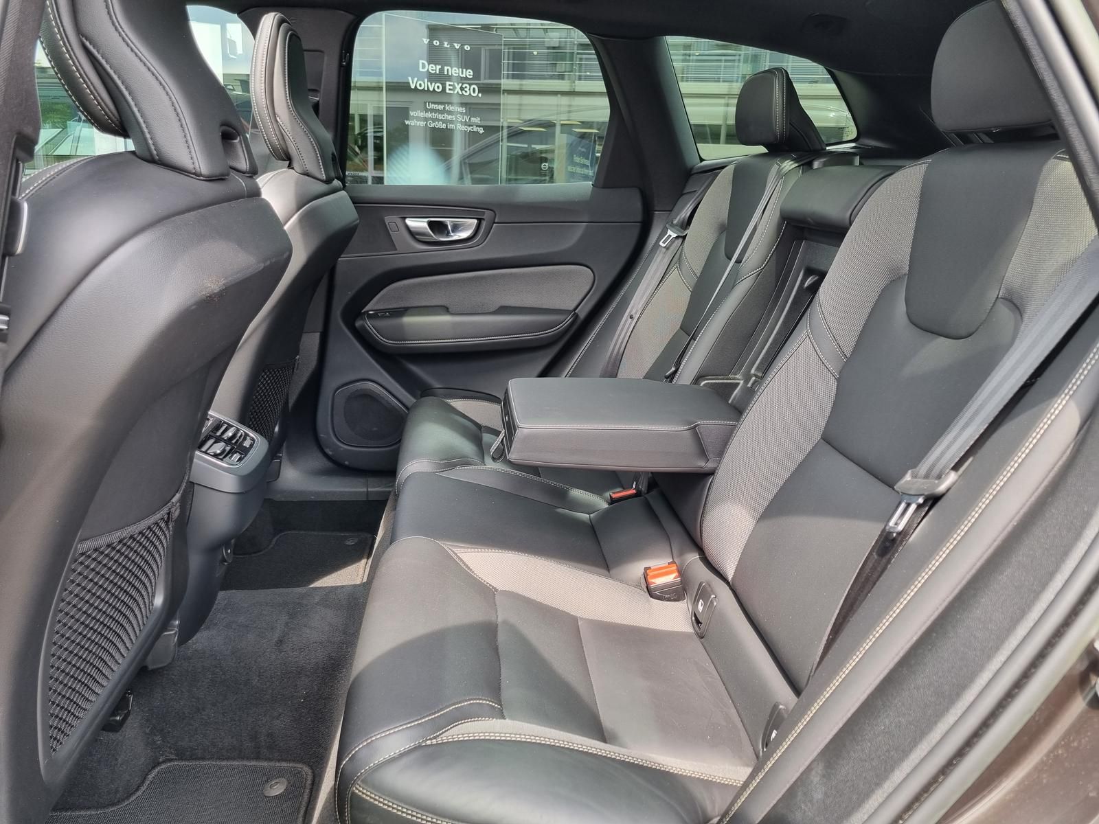 Fahrzeugabbildung Volvo XC60 B5 AWD Ultimate Dark 'Standheizung, 360Cam'