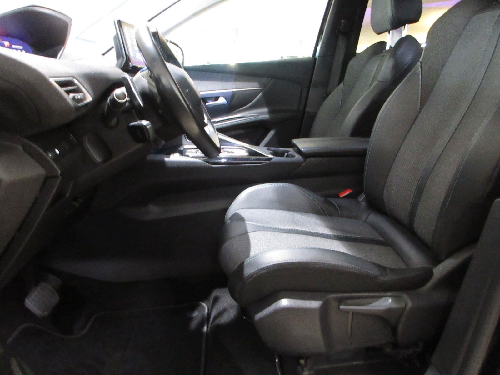 Fahrzeugabbildung Peugeot 5008 Allure Pack 1.5D LED/NAVI/AHK/PDC/R´CAM