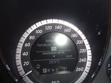 Fahrzeugabbildung Mercedes-Benz E 200 CGI Blue AT-Motor / XENON / NAVI