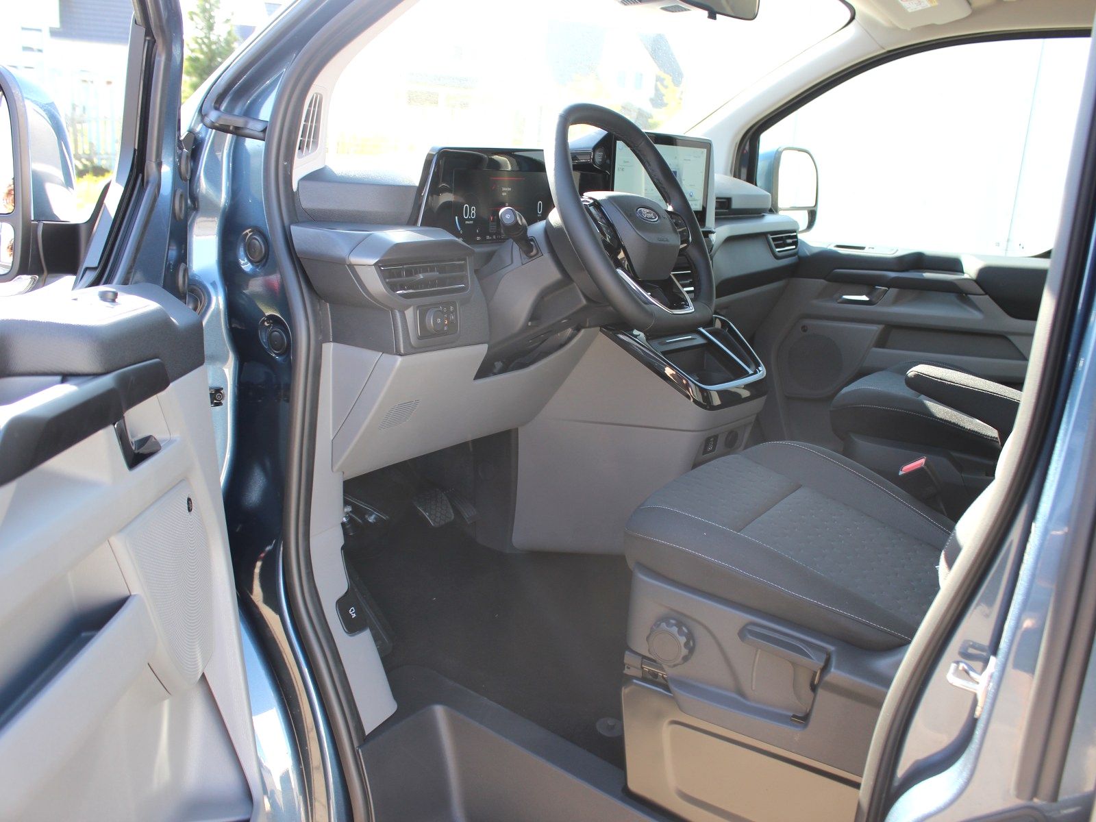 Fahrzeugabbildung Ford Tourneo Custom 320 L1 Tourneo Titanium FWD
