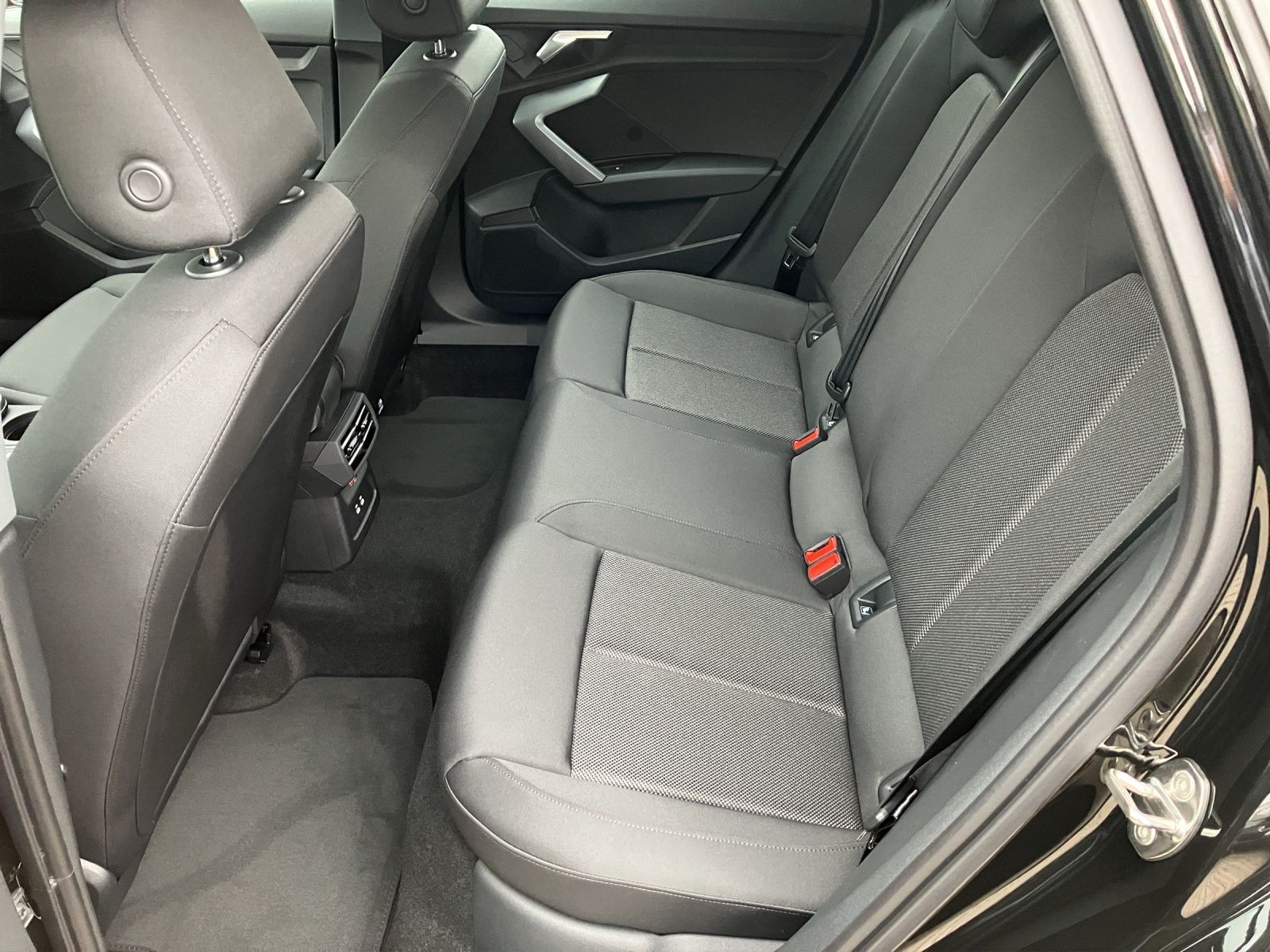 Fahrzeugabbildung Audi A3 Sportback TFSI advanced LED ACC NAVI RFK