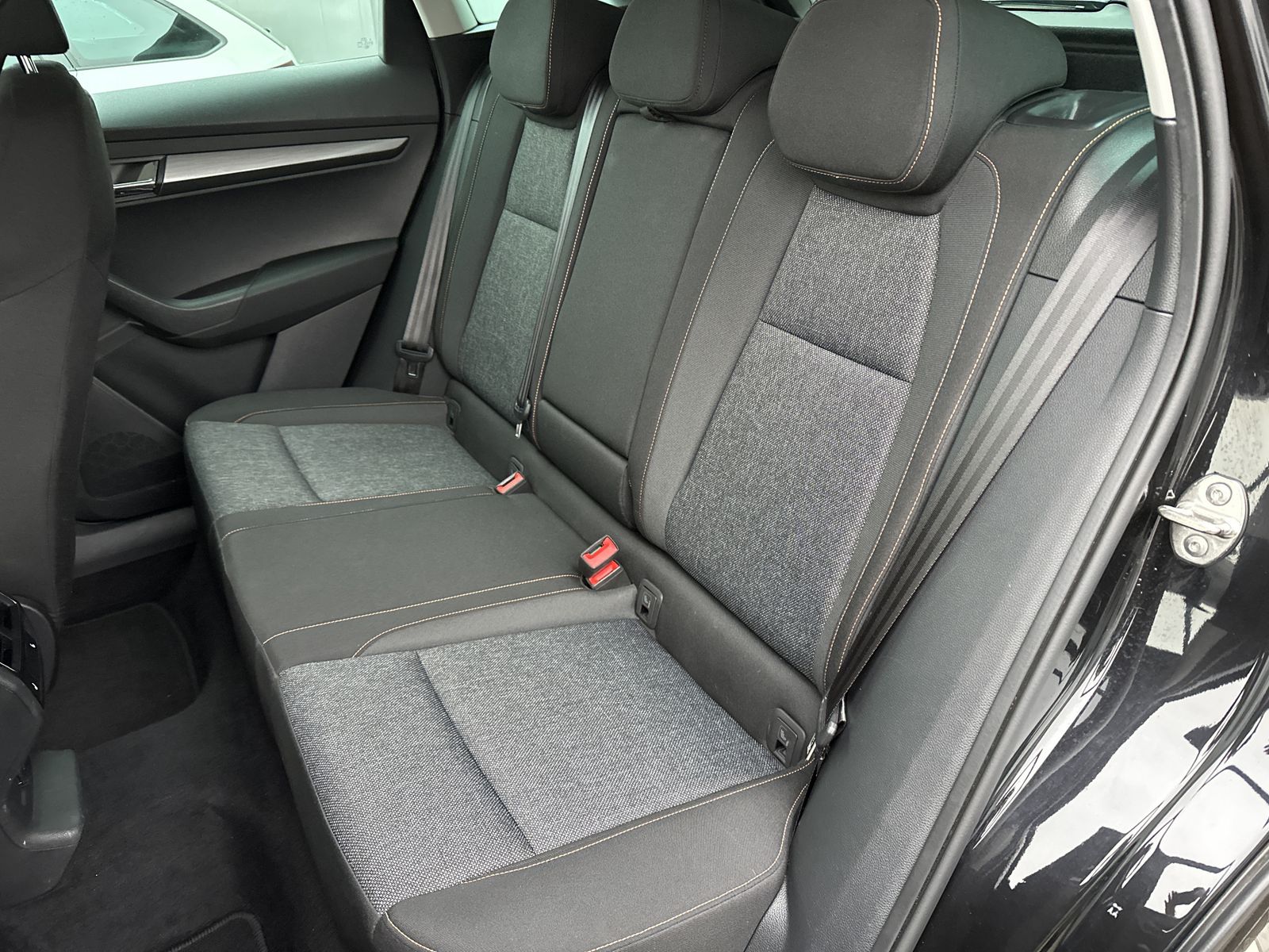 Fahrzeugabbildung SKODA Karoq 1.5 TSI DSG Clever NAV+LED+18ZO+CARPLAY+PP