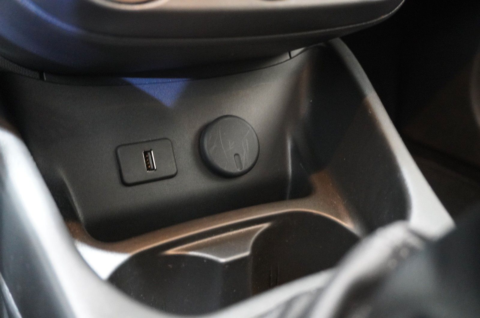 Fahrzeugabbildung Opel Corsa E 1.4 COLOR EDITION SPORT/SHZ/PDC/TEMP.