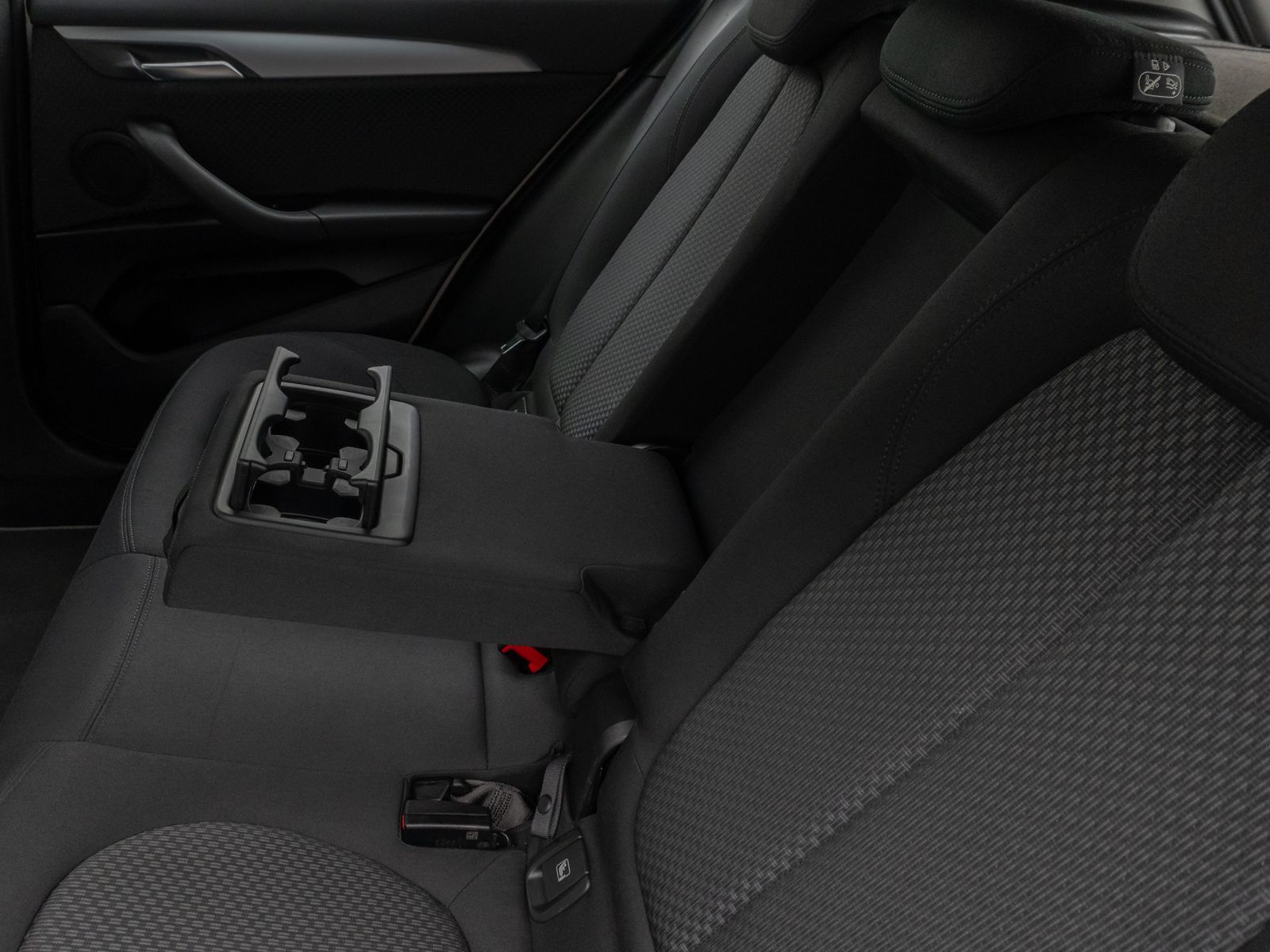 Fahrzeugabbildung BMW X2 xD25e DAB Navi Parkassist Geschwindigkeitsreg