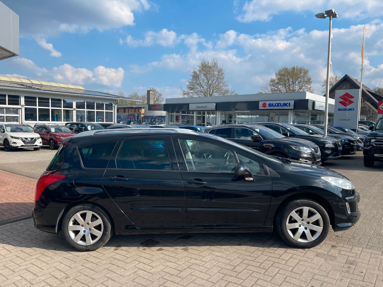 Fahrzeugabbildung Peugeot 308 SW Premium AHK 2. Radsatz