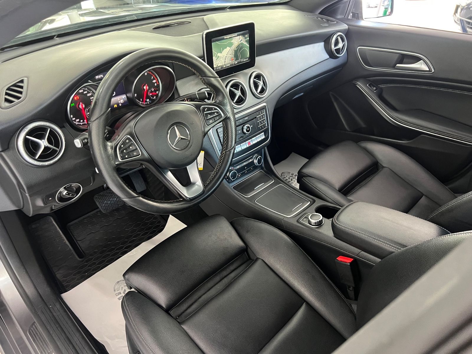 Fahrzeugabbildung Mercedes-Benz CLA 180 Sport Paket * VOLL-LEDER* LED *FACELIFT