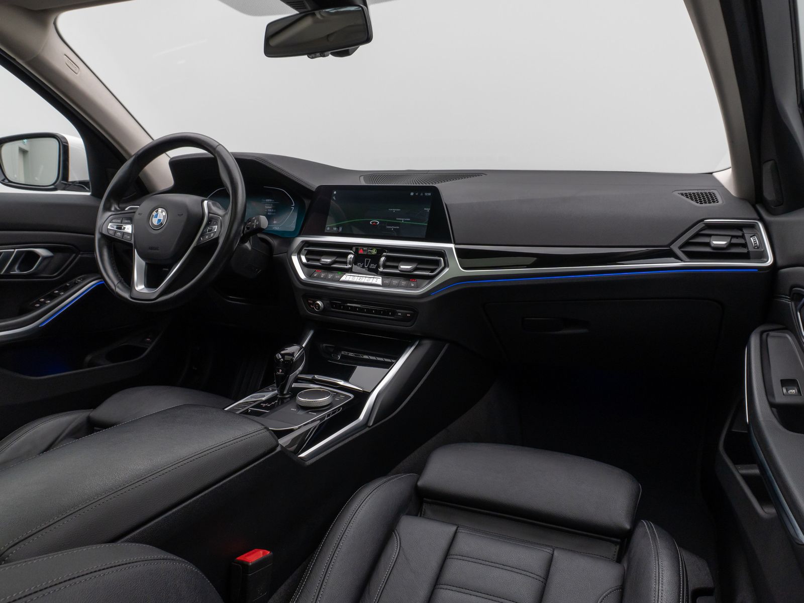 Fahrzeugabbildung BMW 320d  Luxury Line Panorama Kamera DAB AHK Alarm