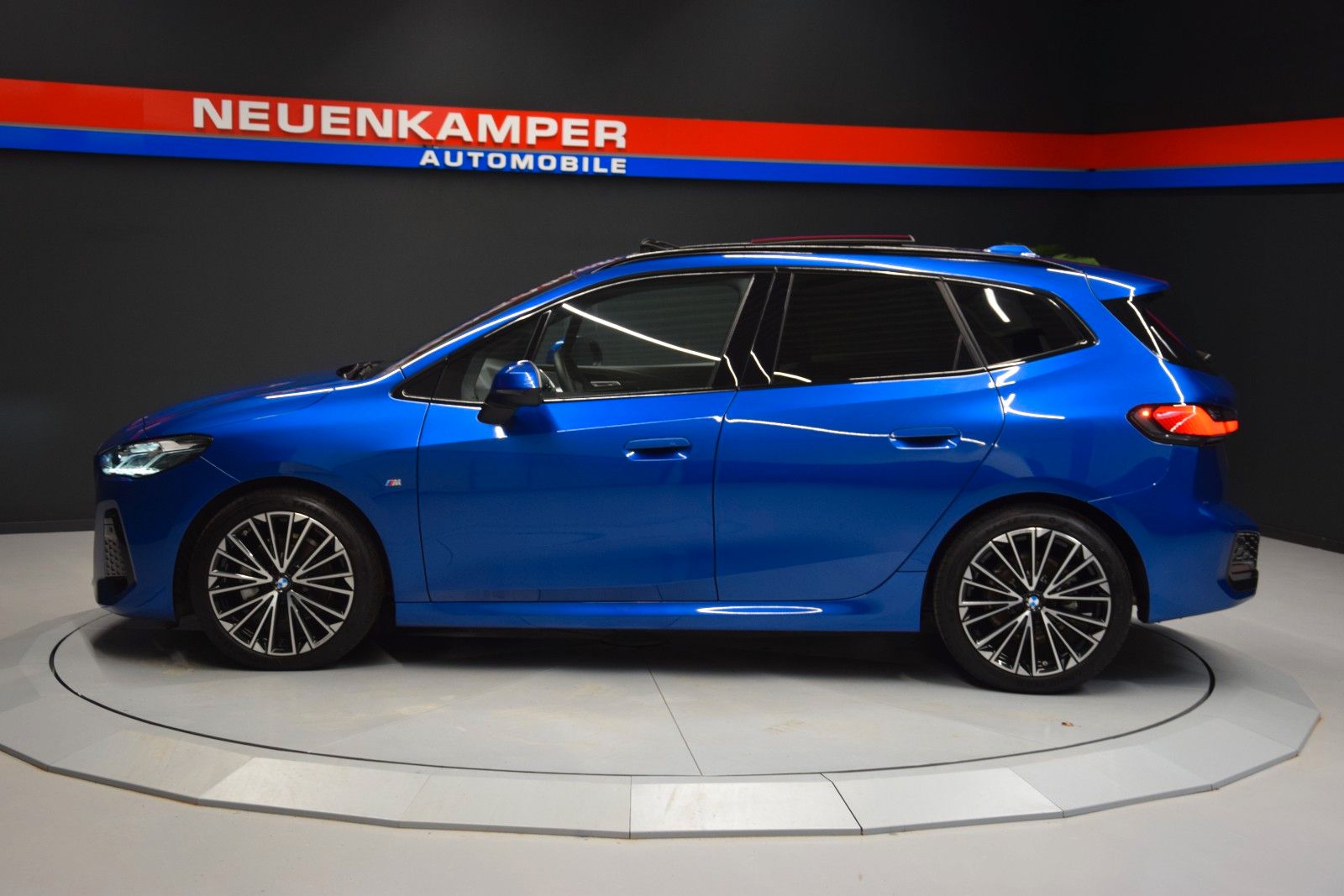 Fahrzeugabbildung BMW 218 i  Active Tourer M Sport Pano ACC Leder H&k