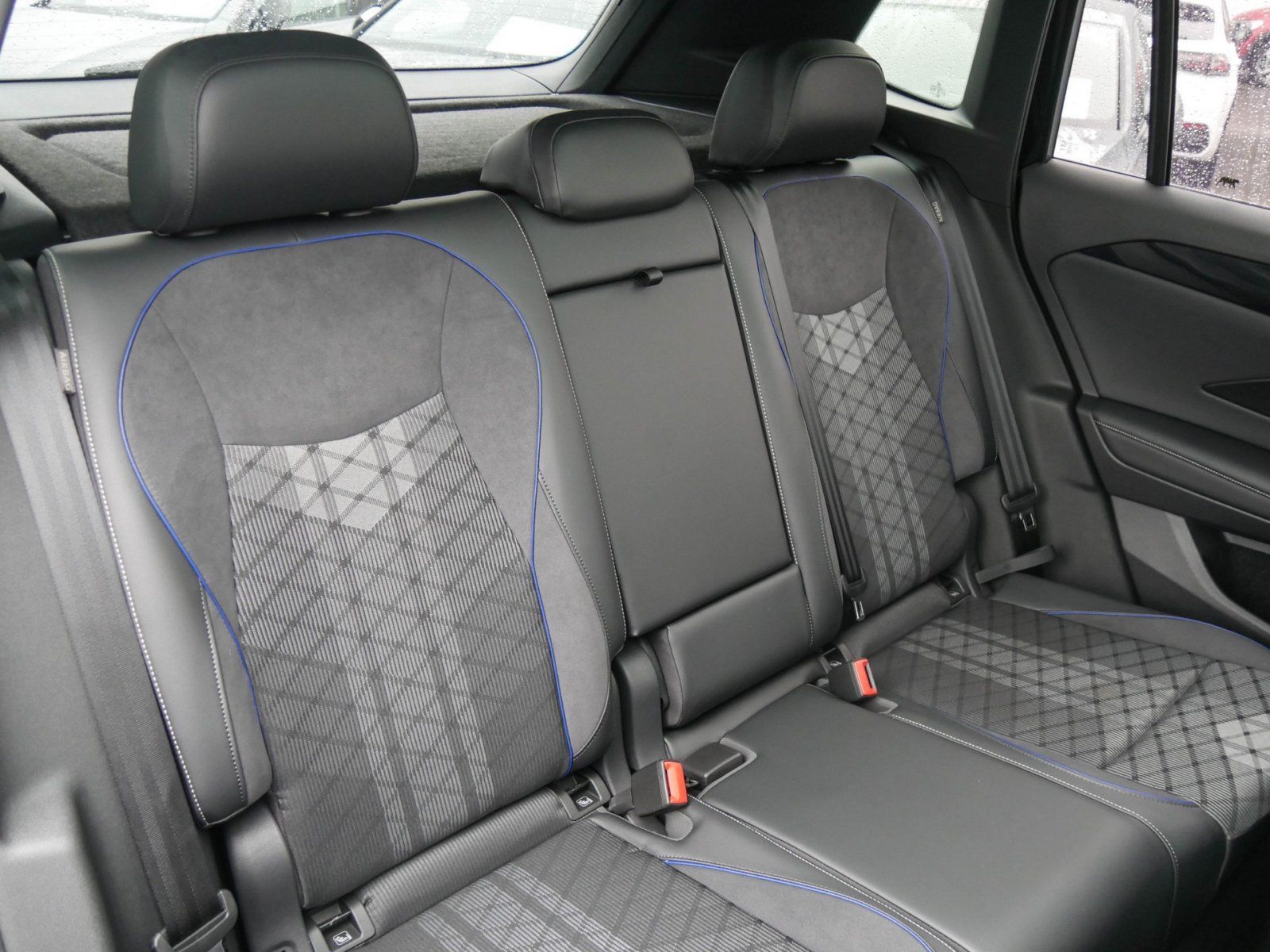 Volkswagen Tiguan R-Line 2.0 TSI AHK Kamera Pano DCC foto 4