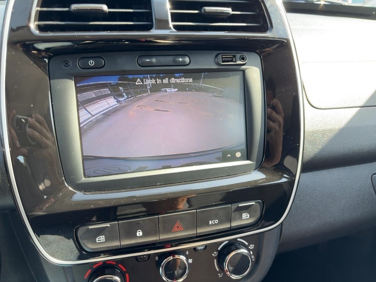 Fahrzeugabbildung Dacia Spring Expression 45 Navi Kamera - mit KI generiert/bearbeitet