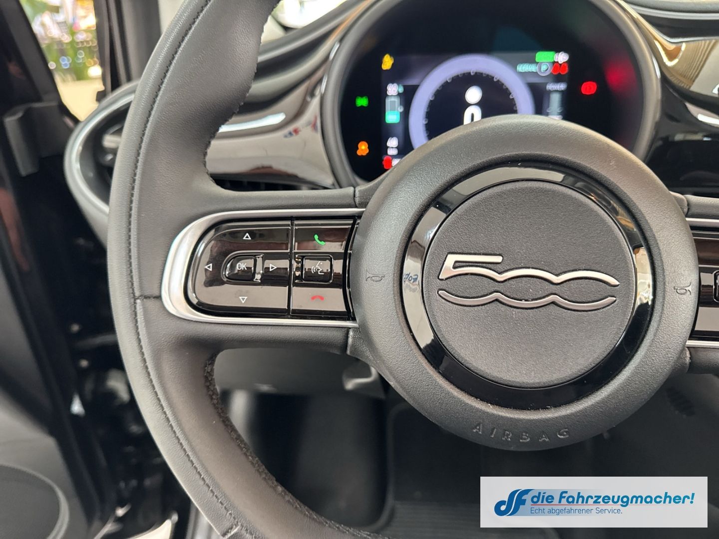 Fahrzeugabbildung Fiat 500 e Navi Soundsystem Apple CarPlay Android Au