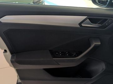 Volkswagen T-Roc - 12