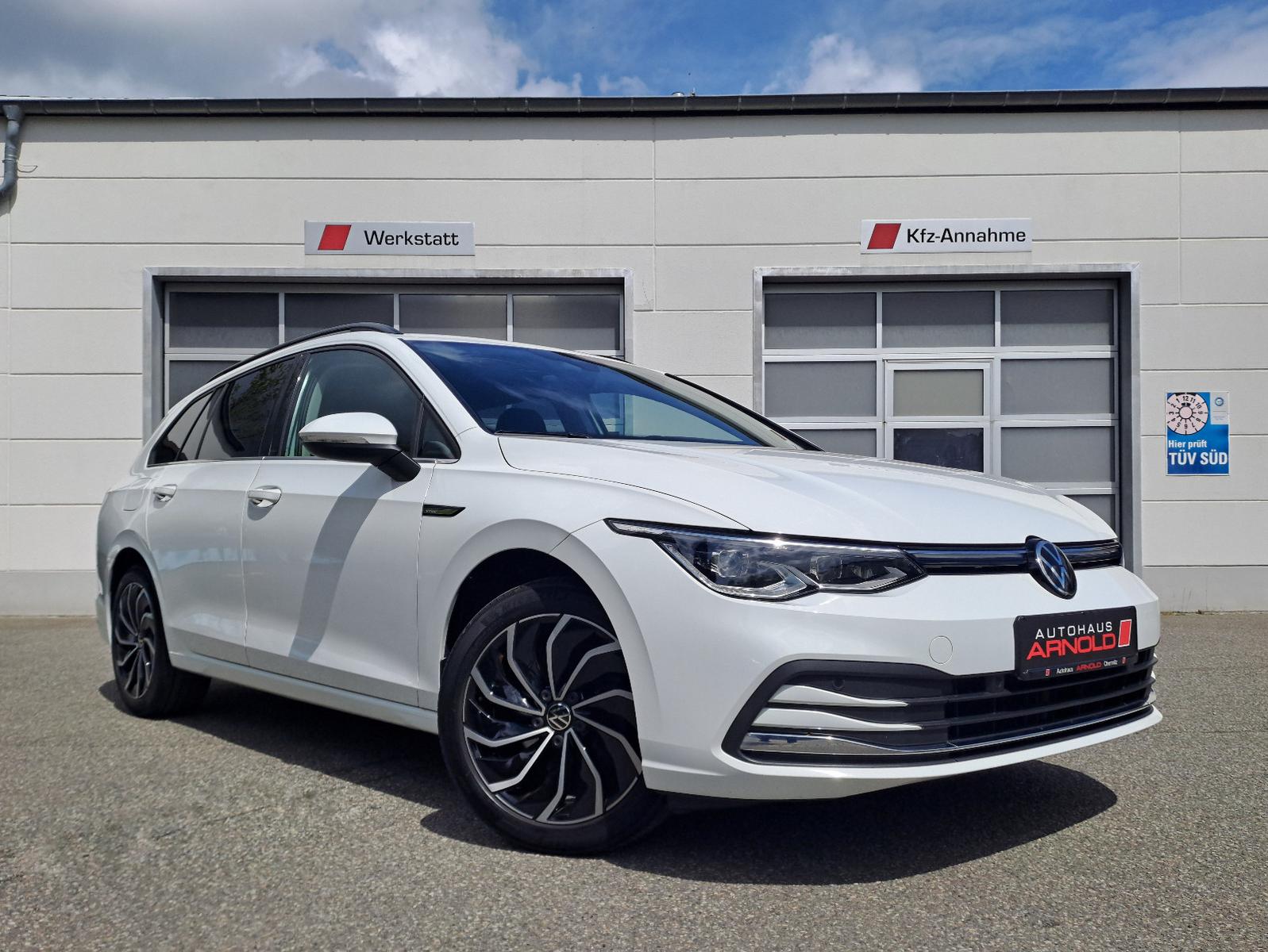Volkswagen Golf VIII Var. 1.5 TSI DSG (Matrix,AHZV,Sportp)