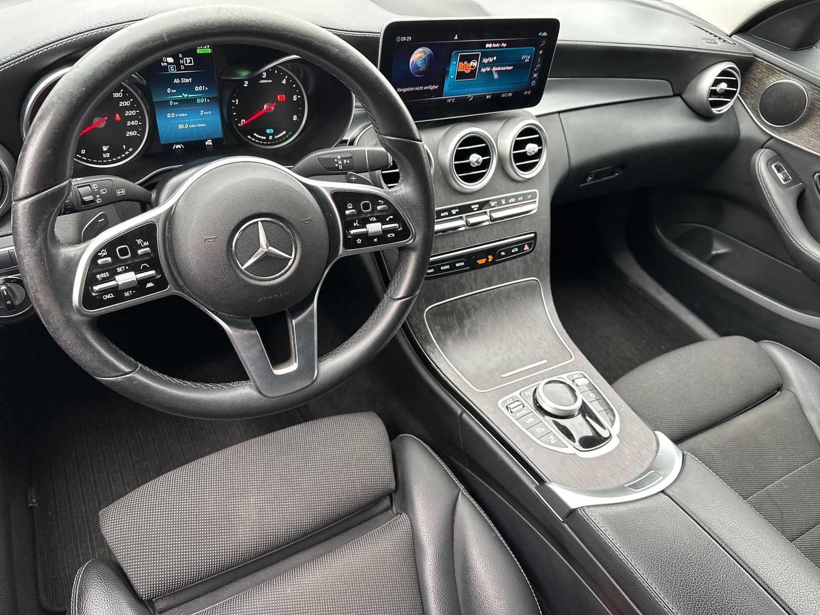 Fahrzeugabbildung Mercedes-Benz C 300 de T AMG-Line NAV+LED+AHK+ACC+KAM+AIRMATIC